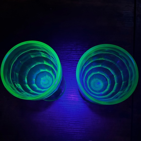 Pair of 1930s uranium Colonial Block Footed Tumblers - Picture 3 of 9